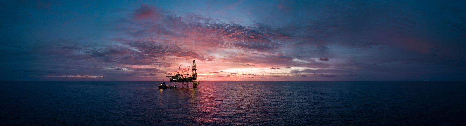 Plataforma de perforación en el mar al atardecer