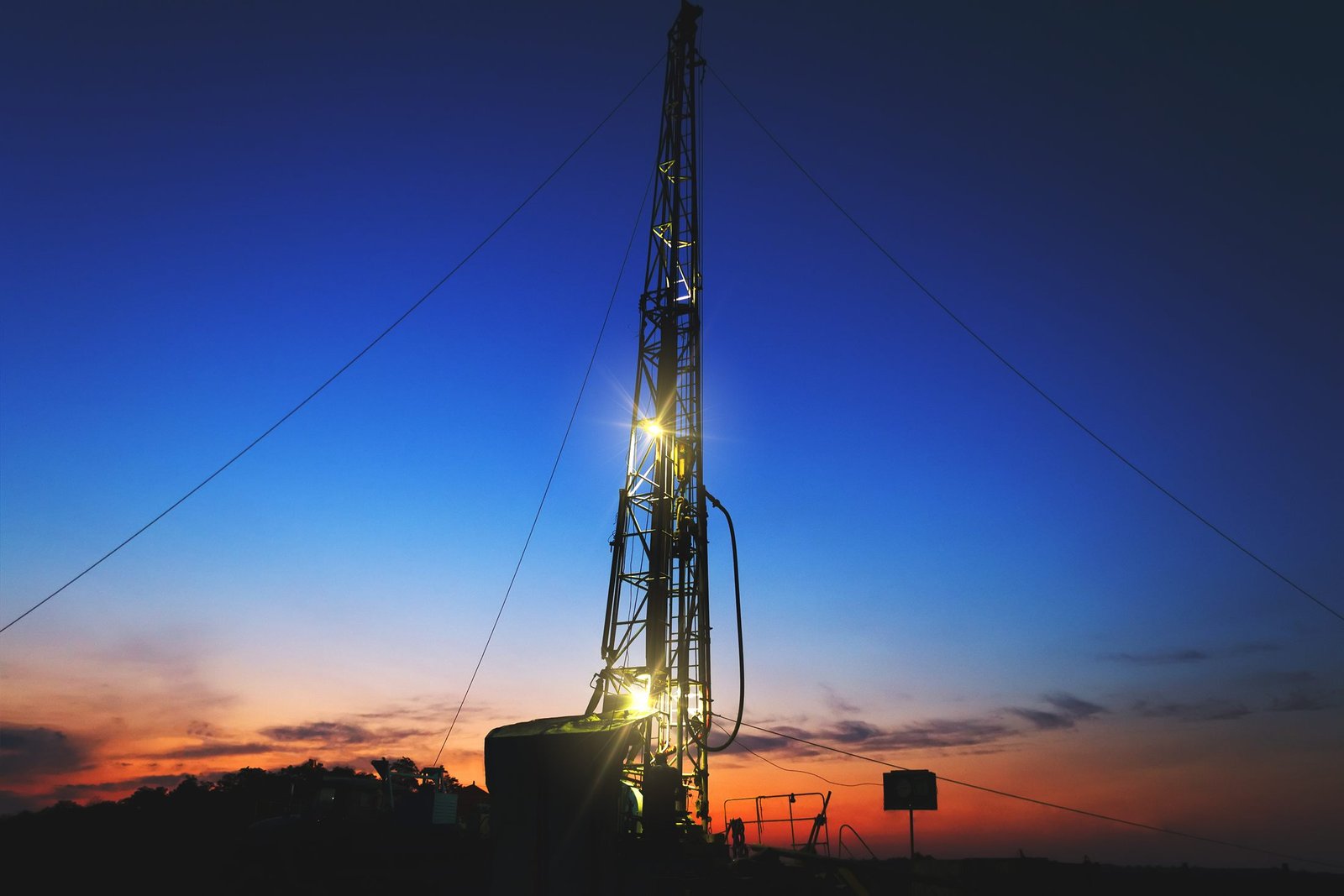 Silueta de una torre de perforación al anochecer